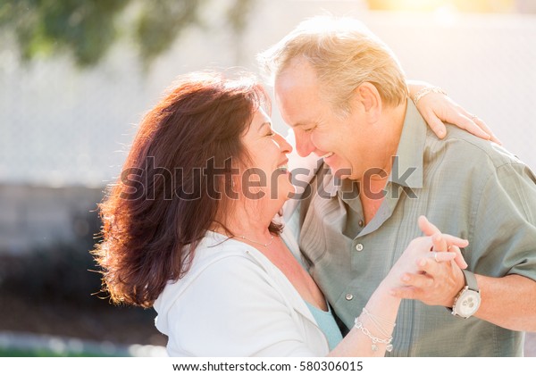 快樂的中年夫婦在戶外享受浪漫的慢舞 庫存照片 立刻編輯