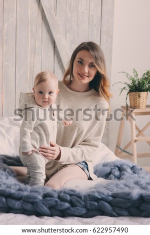 Similar – glückliche Mutter und Baby, die zu Hause im Schlafzimmer spielen.