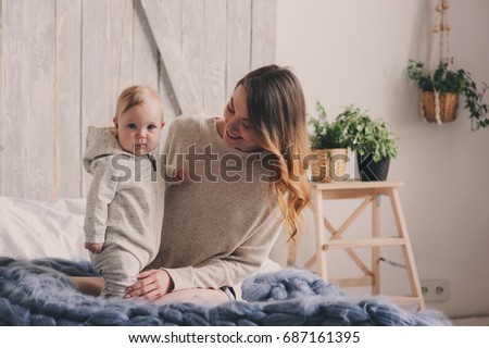 Similar – glückliche Mutter und Baby, die zu Hause im Schlafzimmer spielen.