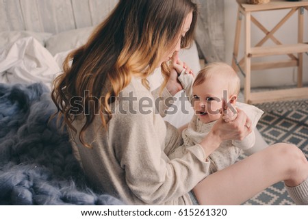 Similar – Foto Bild glückliche Mutter und Baby, die zu Hause im Schlafzimmer spielen.