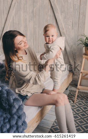 Similar – glückliche Mutter und Baby, die zu Hause im Schlafzimmer spielen.