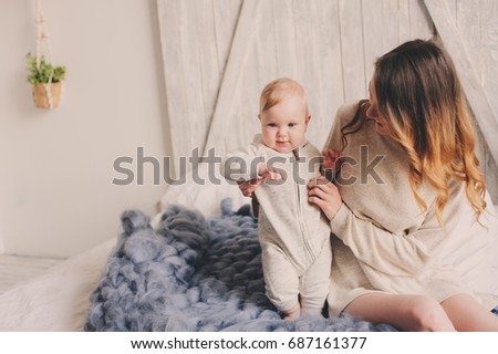 Similar – glückliche Mutter und Baby, die zu Hause im Schlafzimmer spielen.