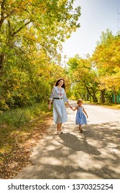 glückliche Mutter und Tochter auf Herbstbäumen