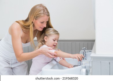 981 Mother daughter washing hair Images, Stock Photos & Vectors ...