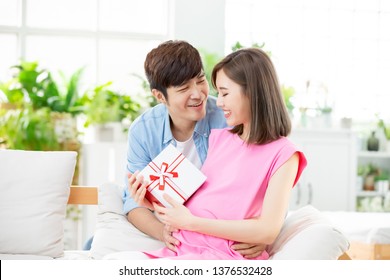 Happy Mother Day - Sweet Husband Send Gift To His Wife Which Is Pregnant