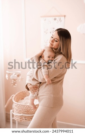 Similar – Foto Bild glückliche Mutter und Baby, die zu Hause im Schlafzimmer spielen.