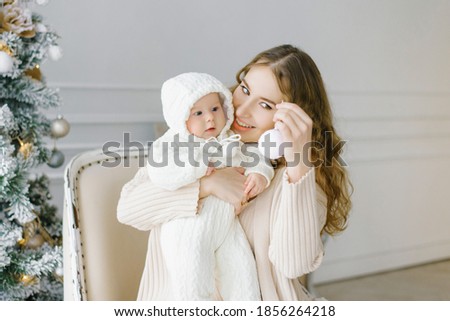 glückliche Mutter und Baby, die zu Hause im Schlafzimmer spielen.