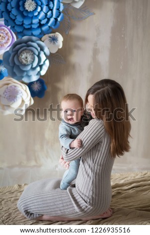 Similar – glückliche Mutter und Baby, die zu Hause im Schlafzimmer spielen.