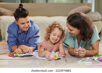 Happy mothers   little daughter playing and toys   drawing pictures together at home
