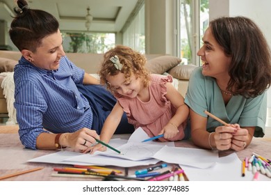 Happy mothers   their little daughter drawing pictures together
