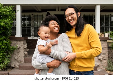 Família multiétnica feliz em frente à casa durante o bloqueio da covid-19