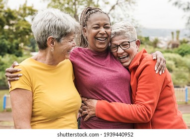 Счастливые многорасовые пожилые женщины веселятся вместе на открытом воздухе - люди пожилого поколения обнимаются друг с другом в парке