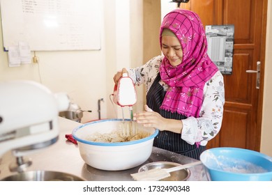 Happy Muslim Woman Homemade Baking Bakery Stock Photo 173