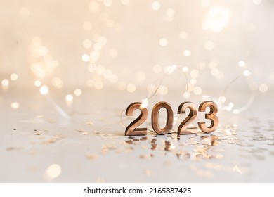 feliz año nuevo 2023 antecedentes tarjeta de vacaciones de año nuevo con luces brillantes, regalos y botella de champán