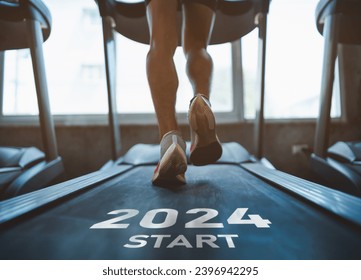 Feliz año nuevo 2024,2024 simboliza el inicio del nuevo año. Cerca de los pies, un corredor deportivo que corre por la cinta en el gimnasio. Entrenamiento cardiovascular. Estilo de vida saludable, entrenamiento de hombres en gimnasia.