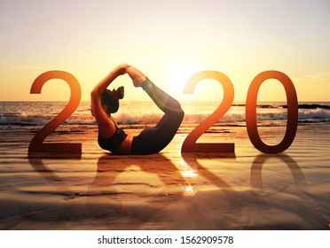 Gute neue Jahreskarte 2020. Silhouette von gesunden Mädchen mit Yoga Bow Pose auf tropischen Strand mit Sonnenuntergang Himmel Hintergrund, Frau, die Yoga als Teil der Nummer 2020 Zeichen.