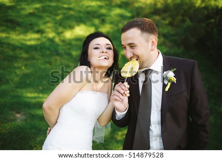Happy newlyweds with the lemon lollipop