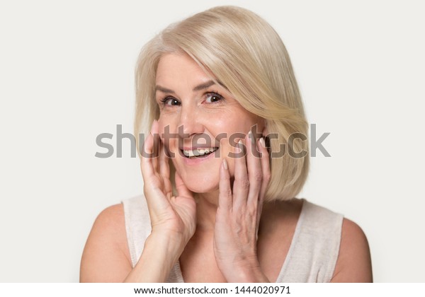 Suchen Sie Nach Frohliche Alte Frau Beruhrt Gerne Ihre Stockbildern In Hd Und Millionen Weiteren Lizenzfreien Stockfotos Illustrationen Und Vektorgrafiken In Der Shutterstock Kollektion Jeden Tag Werden Tausende Neue Hochwertige Bilder Hinzugefugt