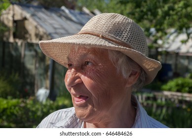 old lady sun hat