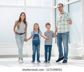 glückliche Eltern mit Kindern, die in einer neuen Wohnung stehen
