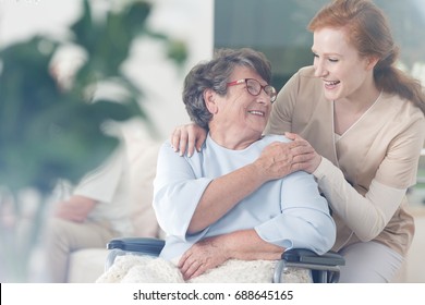 Un paciente feliz lleva una mano al cuidador mientras pasa tiempo juntos