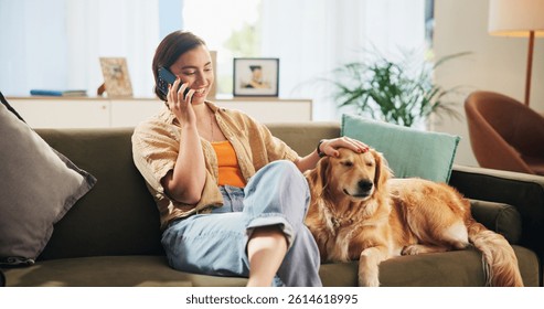 Feliz, llamada telefónica y mujer con perro en el sofá para la unión, el cuidado y relajarse juntos en la sala de estar. Chill, mascota y persona con Golden Retriever en el teléfono inteligente para chat, redes sociales y contacto