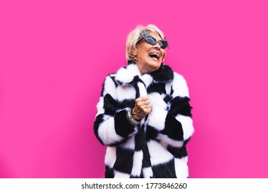 Mulher sênior feliz e brincalhão se divertindo - Retrato de uma bela dama acima de 70 anos com roupas elegantes, conceitos sobre pessoas seniores
