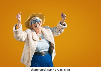 Mulher sênior feliz e brincalhão se divertindo - Retrato de uma bela dama acima de 70 anos com roupas elegantes, conceitos sobre idosos e idosos