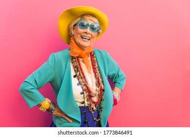 Mulher sênior feliz e brincalhão se divertindo - Retrato de uma bela dama acima de 70 anos com roupas elegantes, conceitos sobre idosos idosos