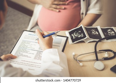 Gute Schwangere besuchen Gynäkologe im Krankenhaus oder in der medizinischen Klinik für schwangere Berater. Der Arzt untersucht schwangere Bauchmuskulatur auf die Untersuchung des Gesundheitszustands bei Säuglingen und Mutter. Gynäkologie-Konzept.