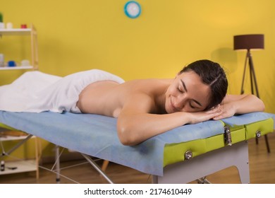 Happy and pretty woman have a spa day she doing a revitalising back massage the professional therapist masseur doing massage with his elbows Foto Stock