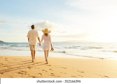 Happy Romantisches Mittelalter Paar geniessen Schöne Sunset Walk am Strand. Reiseurlaub Altersruhestand Lifestyle Konzept