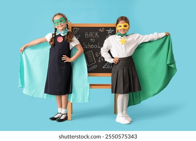 Colegialas felices vestidas como