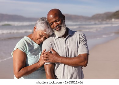 Happy Senior Afrika-Amerikanisches Paar umarmen einander am Strand. Lebenskonzept für Reisende