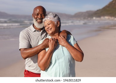 Joyeux couple afro-américain de haut rang s'embrassant sur la plage. concept de vie de retraite de vacances