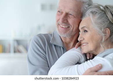 glückliches Seniorenpaar zu Hause