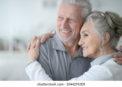 glückliches Seniorenpaar zu Hause