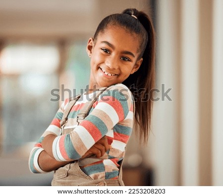 Similar – Foto Bild stilvolles junges Mädchen mit kurzen Haaren, Sonnenbrille und Haardochte, lächelnd. porträt