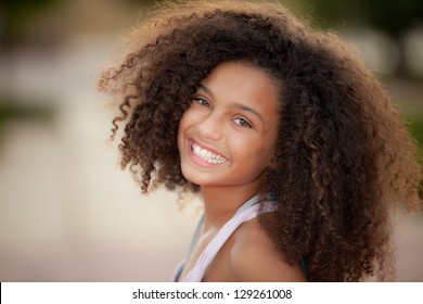 glücklich lächelndes, afrikanisches Abstammungskind mit afro-haar-stil