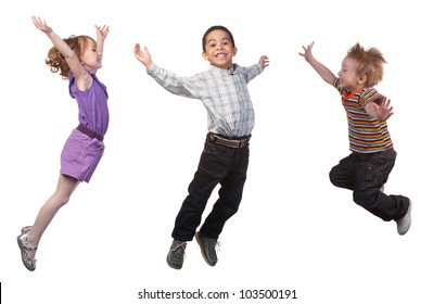 Fröhliche und lächelnde Kinder springen, auf Weiß