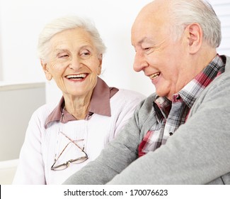 Happy lächelndes Seniorenpaar in einem Pensionshaus