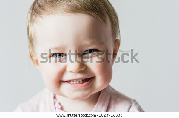 Portrait D Une Petite Fille Souriante Isole Photo De Stock Modifiable