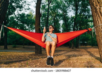 1,752 Man Swinging Hammock Images, Stock Photos & Vectors | Shutterstock