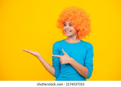Portrait d'adolescent heureux. Adolescente fille avec perruque jaune. Enfant amusant portant des cheveux de perruque orange. Une fille souriante.