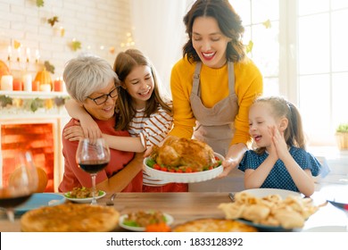 Fijne Thanksgiving-dag! Herfstfeest. Familie zit aan tafel en viert vakantie. Traditioneel diner. Grootmoeder, moeder en dochters.