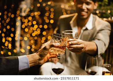 Feliz dos hombres tintineando vasos de whisky en celebración, Festiva, celebración del festival.