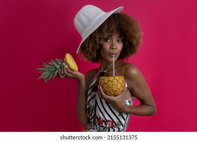 Happy woman on vacation and summer actitud , modelo african american curly hair with tropical outfit