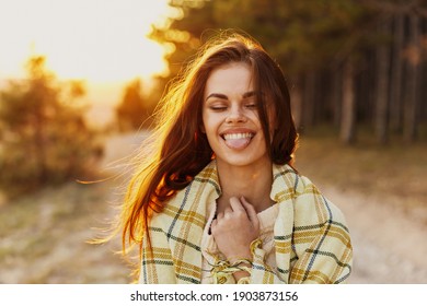 Glückliche Frau mit geplünderter Zunge und Bäume Wald Sonnenuntergang Natur