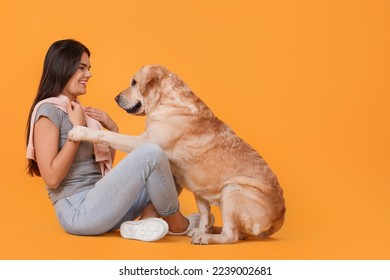 Mujer feliz jugando con