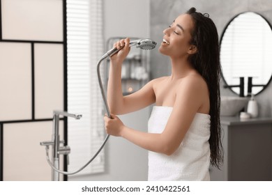 Mujer feliz cantando después de la ducha en el baño
